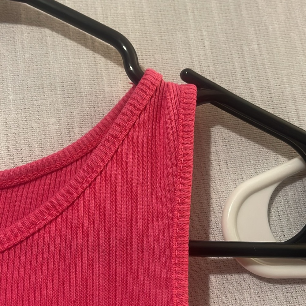 2 Cropped Tanks - Small - Picture 10 of 10